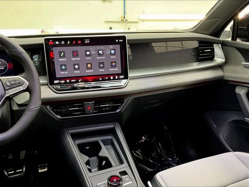 New 2026 Volkswagen Tiguan SE R-Line image 9