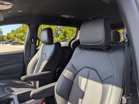 New 2026 Chrysler Pacifica Select FWD image 12