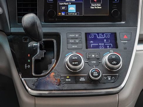 Used 2016 Toyota Sienna LE w/ Cargo Management Package FWD image 19