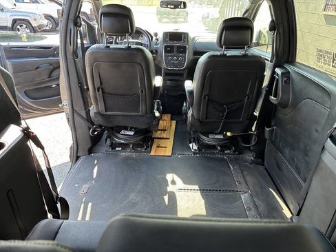 Used 2015 Dodge Grand Caravan SXT FWD image 16