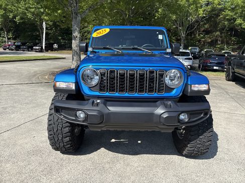 Used 2025 Jeep Gladiator Sport AWD/4WD image 2