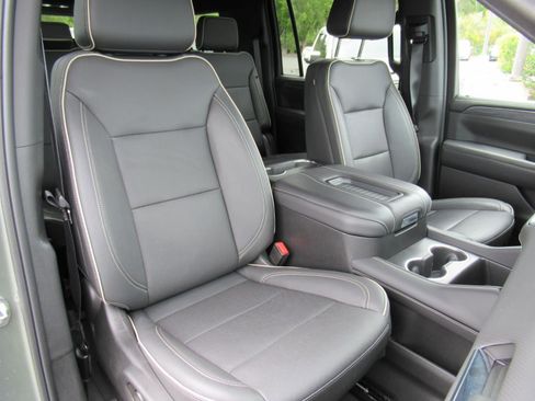 Used 2024 GMC Yukon XL SLT w/ SLT Premium Package AWD/4WD image 9