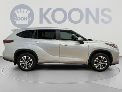 Used 2025 Toyota Highlander XLE AWD/4WD image 5