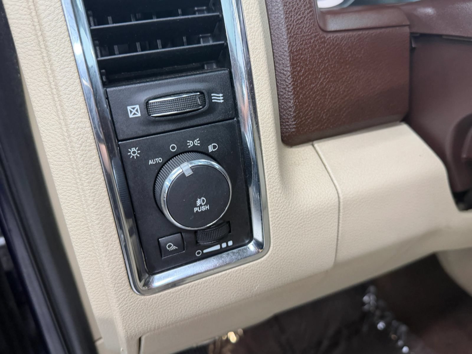 Used 2013 RAM 1500 Laramie w/ Convenience Group AWD/4WD image 24