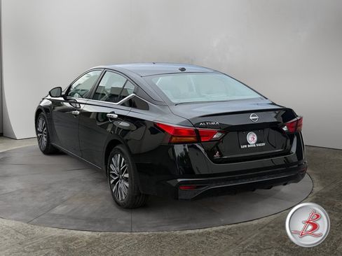 Used 2025 Nissan Altima 2.5 SV FWD image 5