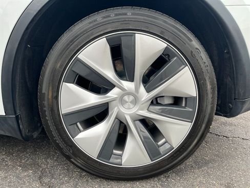 Used 2022 Tesla Model Y Long Range AWD/4WD image 35