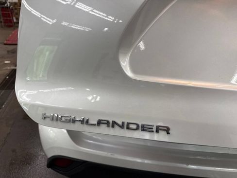 Used 2022 Toyota Highlander XLE AWD/4WD image 18