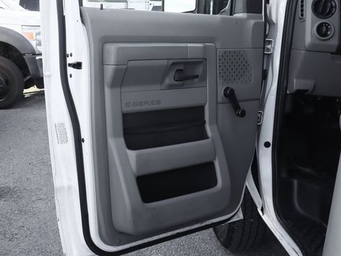 Used 2016 Ford E-350 and Econoline 350 Super Duty image 18