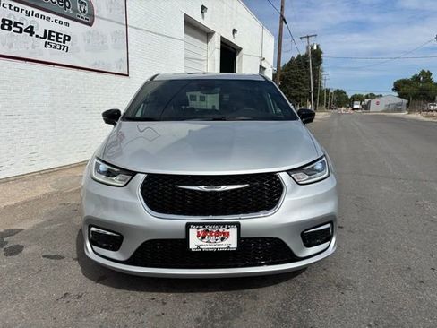 New 2026 Chrysler Pacifica Select image 3