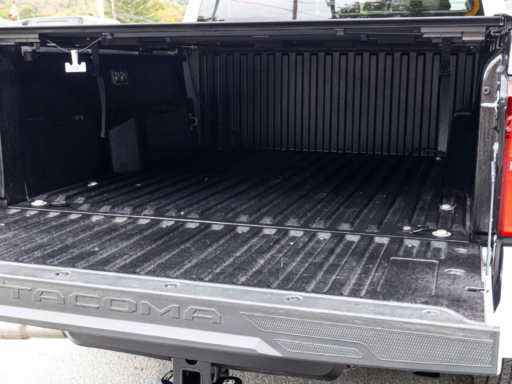 Used 2025 Toyota Tacoma SR5 AWD/4WD image 33