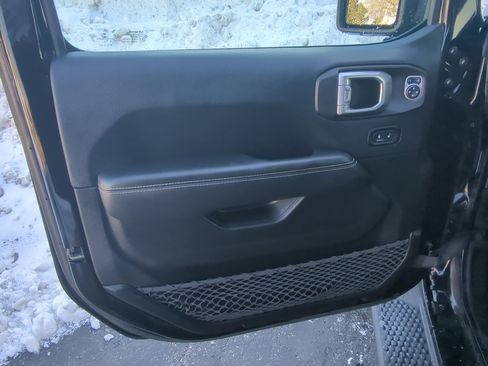 Used 2019 Jeep Wrangler Unlimited Sahara w/ Uconnect 4C Nav & Sound Group image 10