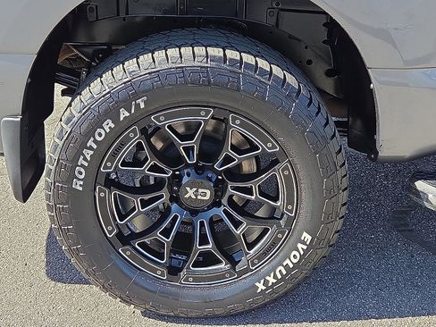 Used 2017 Nissan Titan SV image 7