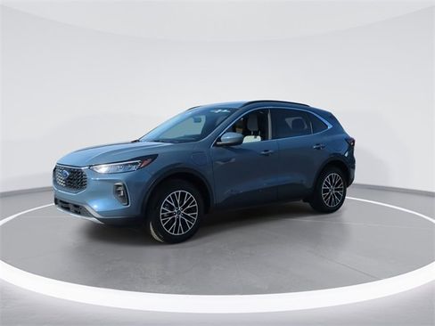 Used 2025 Ford Escape SE w/ Class II Trailer Tow Package image 4