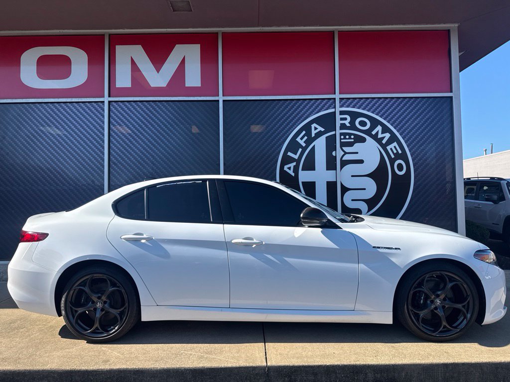 Used 2023 Alfa Romeo Giulia Estrema AWD/4WD image 4