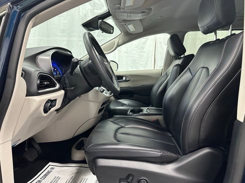 Used 2023 Chrysler Pacifica Touring-L image 14