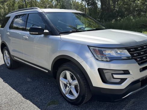 Used 2017 Ford Explorer XLT w/ Equipment Group 201A AWD/4WD image 5