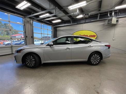 Used 2024 Nissan Altima 2.5 SV w/ SV Premium Package AWD/4WD image 2