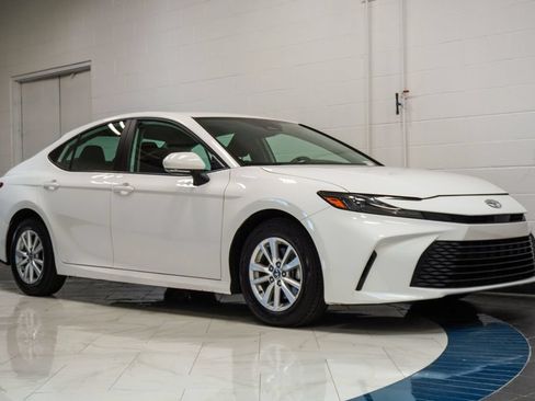 Used 2025 Toyota Camry LE FWD image 5