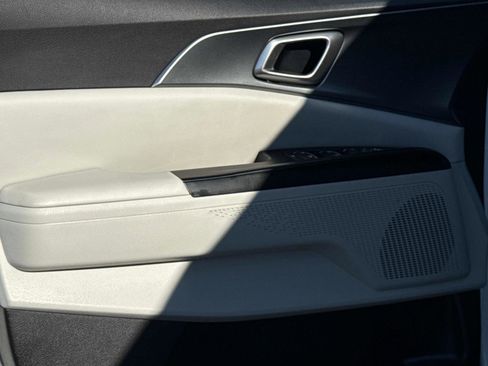 Used 2024 Kia Carnival LX image 17