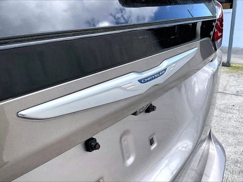 Used 2018 Chrysler Pacifica L image 21