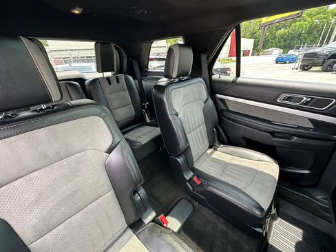 Used 2017 Ford Explorer XLT w/ Equipment Group 202A AWD/4WD image 13