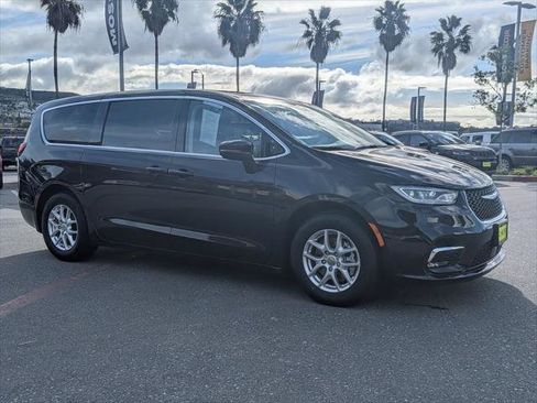 Certified 2023 Chrysler Pacifica Touring-L image 8