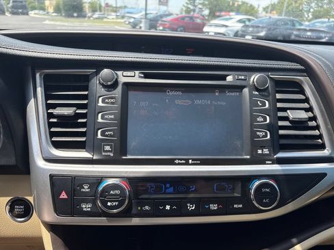 Used 2015 Toyota Highlander Limited w/ Driver Technology Package FWD image 16