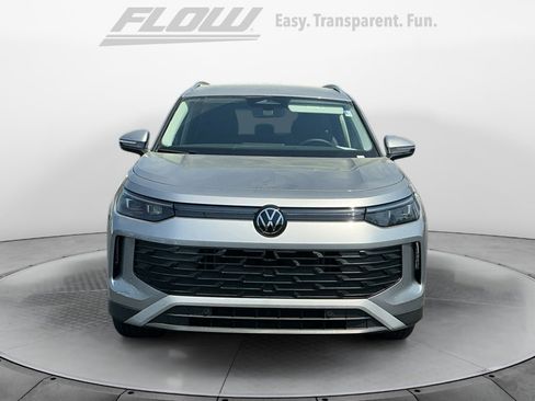 New 2026 Volkswagen Tiguan SE FWD image 2