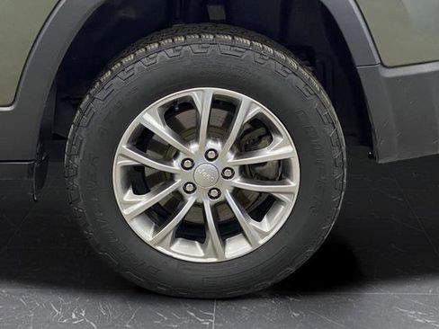 Used 2019 Jeep Cherokee Latitude Plus w/ Comfort/Convenience Group image 38