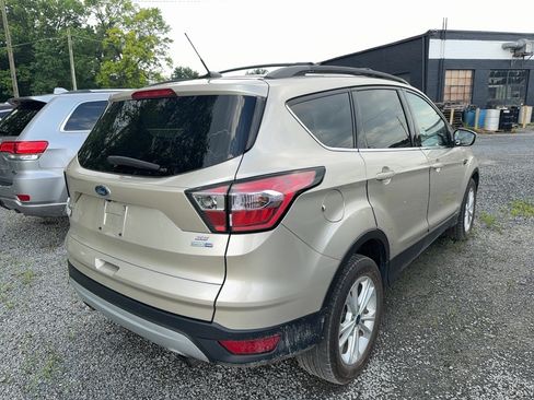 Used 2017 Ford Escape SE w/ Equipment Group 201A AWD/4WD image 2