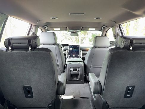 Used 2025 GMC Yukon Denali AWD/4WD image 32