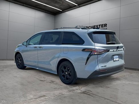 Used 2025 Toyota Sienna XLE Woodland Edition AWD/4WD image 3