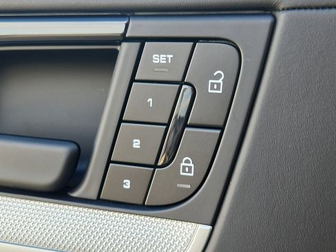 Used 2025 Porsche Cayenne S image 23