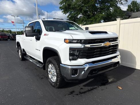 Used 2024 Chevrolet Silverado 2500 LT AWD/4WD image 2