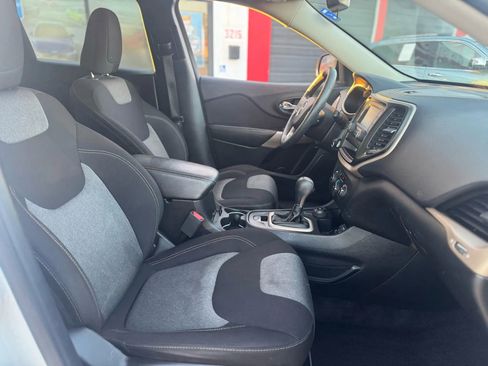 Used 2017 Jeep Cherokee Sport image 10