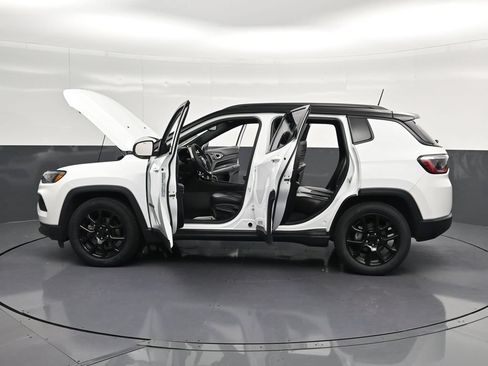 Used 2022 Jeep Compass Latitude FWD image 40