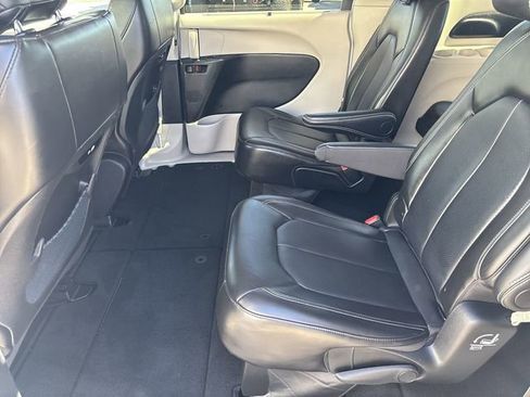 Certified 2024 Chrysler Pacifica Touring-L image 17