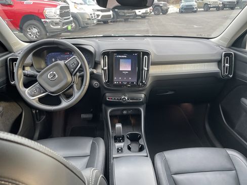 Used 2025 Volvo XC40 B5 Core image 32
