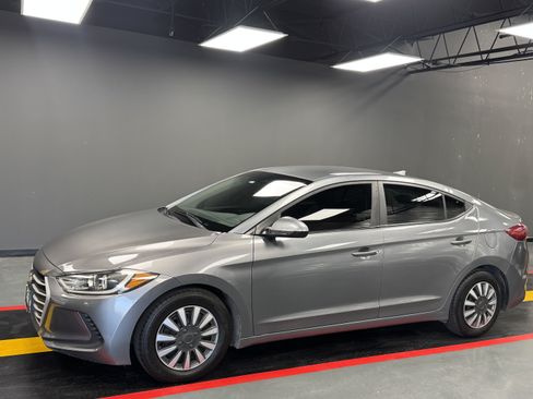 Used 2017 Hyundai Elantra SE FWD image 2