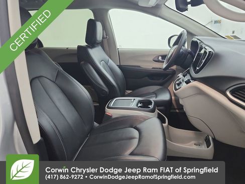 Certified 2024 Chrysler Pacifica Touring-L image 33