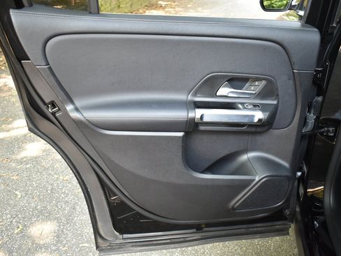 Used 2021 Mercedes-Benz GLB 250 4MATIC image 20