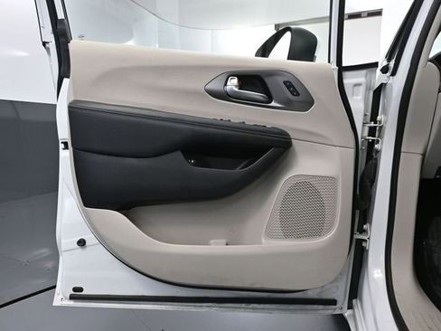 Used 2023 Chrysler Pacifica Touring-L image 18