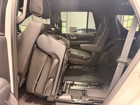 Used 2024 GMC Yukon SLT w/ SLT Luxury Package AWD/4WD image 25