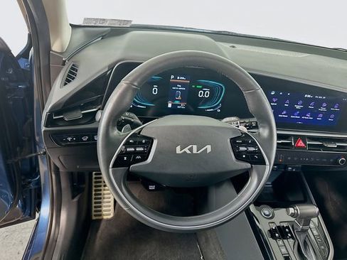 Used 2023 Kia Niro SX Touring image 19
