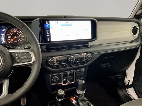 Used 2025 Jeep Wrangler Sahara image 9