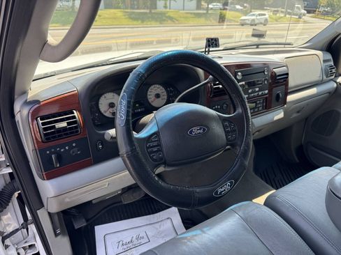 Used 2005 Ford F250 Lariat AWD/4WD image 2