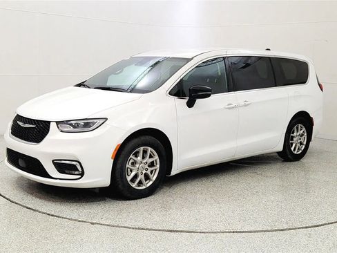 Used 2025 Chrysler Pacifica Select image 3