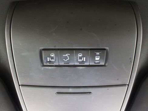 Used 2014 Chrysler Town & Country S FWD image 18