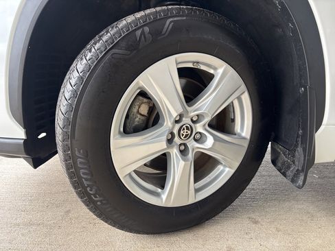 Used 2024 Toyota Highlander LE image 40