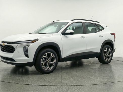 Used 2025 Chevrolet Trax LT image 3